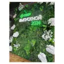 Фотозона из искусвенной зелени + неоновая вывеска